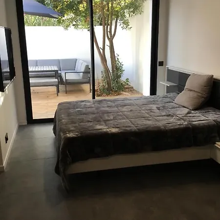 Avec Piscine Bord De Villa