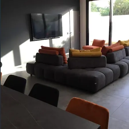 Avec Piscine Bord De Villa *